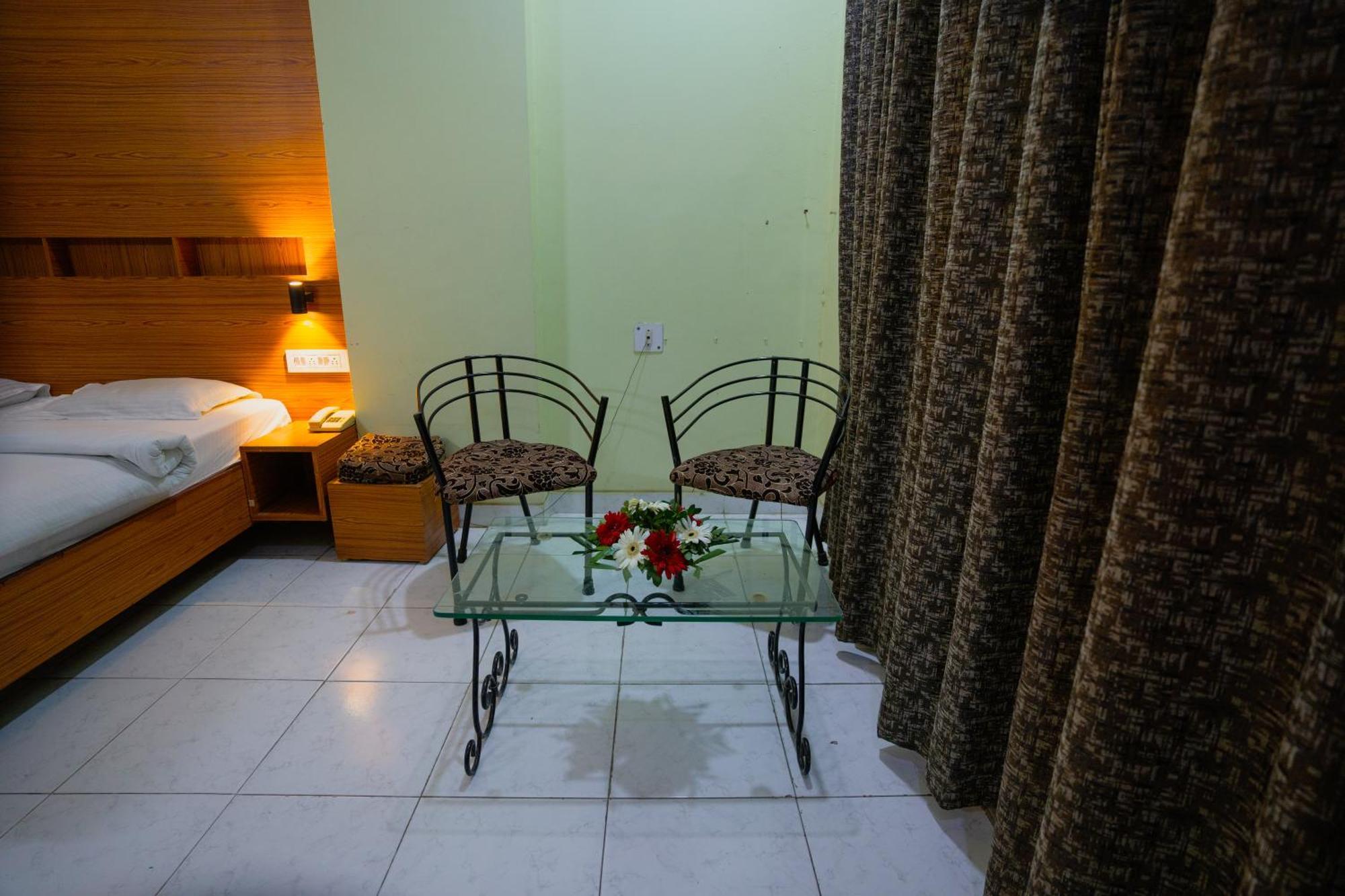 Hotel Girdhar Mahal Indore Eksteriør bilde