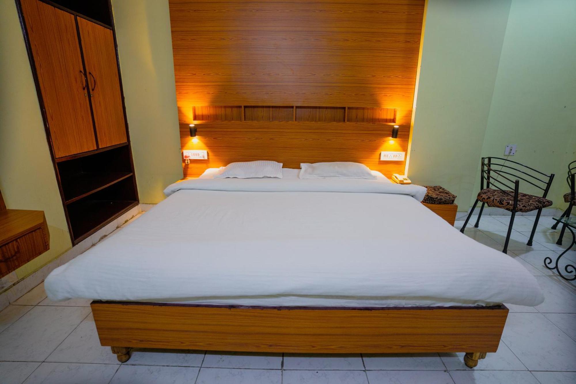 Hotel Girdhar Mahal Indore Eksteriør bilde