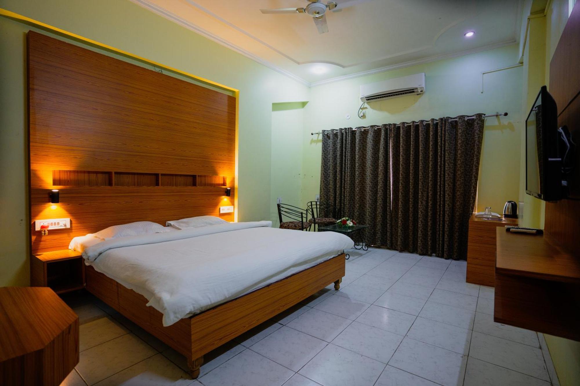 Hotel Girdhar Mahal Indore Eksteriør bilde