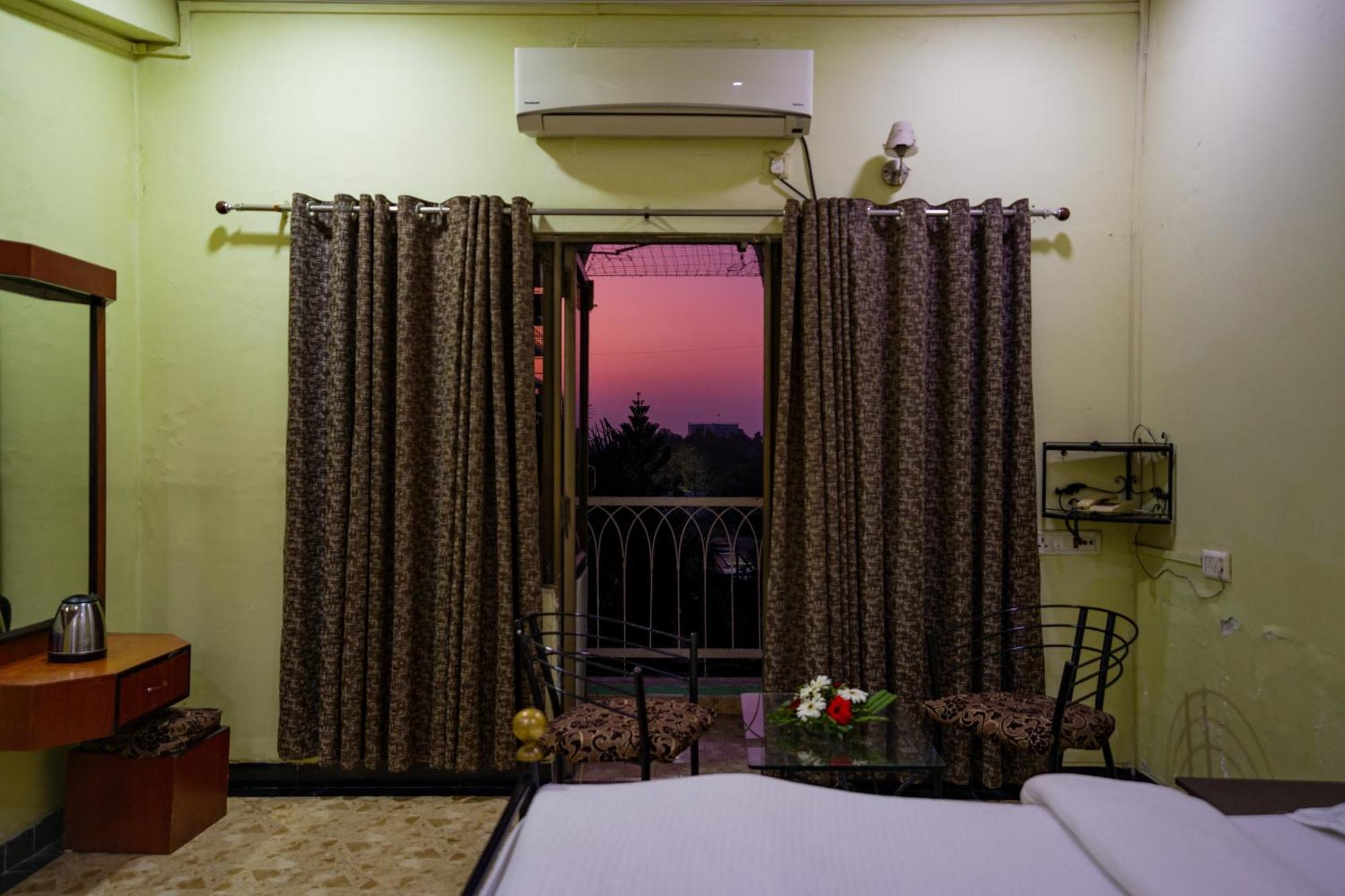 Hotel Girdhar Mahal Indore Eksteriør bilde