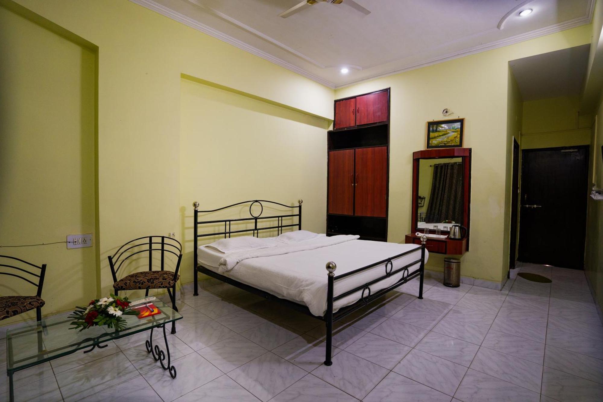 Hotel Girdhar Mahal Indore Eksteriør bilde