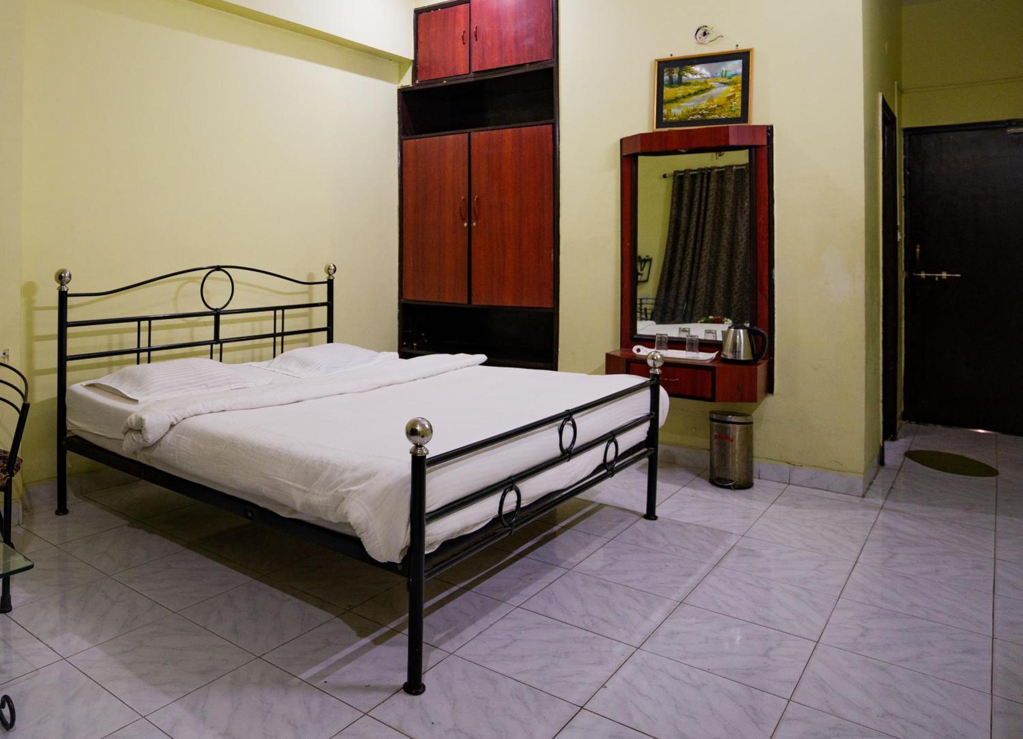 Hotel Girdhar Mahal Indore Eksteriør bilde